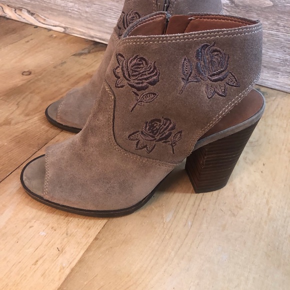 Women’s Lucky Brand Booties “Listana” Suede Embroidered Peep Toe SZ 8M EU 38 - Picture 1 of 11